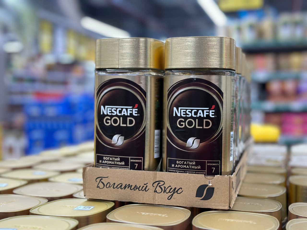 Компания Nestle вновь зарегистрировала в РФ бренд кофе Nescafe  Швейцарская компания Nestle возобновила подачу заявок на регистрацию товарных знаков бренда кофе Nescafe, пишет RB со ссылкой на данные базы Федеральной службы по интеллектуальной собственности  Роспатент .  Согласно открытым реестрам за 2023–2024 годы, компания Nestle регистрирует в России различные вариации знака Nescafe — «Нескафе Классик», «Нескафе Голд», «Нескафе Классик Крема» и т. д.  «Можно предположить, что таким образом Nestle пытается спасти свои товарные знаки от принудительного аннулирования. Ведь по закону, если знак не используется в течение трех лет, его регистрация может быть досрочно прекращена по иску заинтересованных лиц.  Повторная регистрация товарных знаков позволяет „обнулить“ срок и избежать их досрочного прекращения», — отметила патентный поверенный компании «Онлайн Патент» Алина Сидорова. По ее словам, в 2024 году наблюдается рост подобных заявок. Не исключено, что основной целью этих компаний является не только защита своих брендов, но и подготовка к возможному возвращению на российский рынок.  Наш сайт   ТГ канал