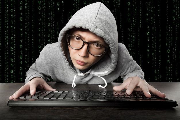 Томича поймали на торговле чужими Госуслугами 26 летний житель Томска предстанет перед судом за крупную аферу с персональными данными Парень почти год покупал анонимные SIM карты и регистрировал их на людей чьи данные нашел в нелегальных источниках Таким образом он захватил 80 аккаунтов на Госуслугах сменил пароли и заблокировал доступ настоящим владельцам Через приложение Госключ он создавал электронные подписи и продавал их в интернете вместе с SIM картами Кроме того в пяти случаях он дистанционно оформлял на чужие имена банковские карты и сбывал их по 1 5 тысячи рублей за штуку Обвиняемый уже признал вину Пока он находится на свободе под подпиской о невыезде Дело передано в Ленинский районный суд Томска Подписаться Регион 70   Прислать новость