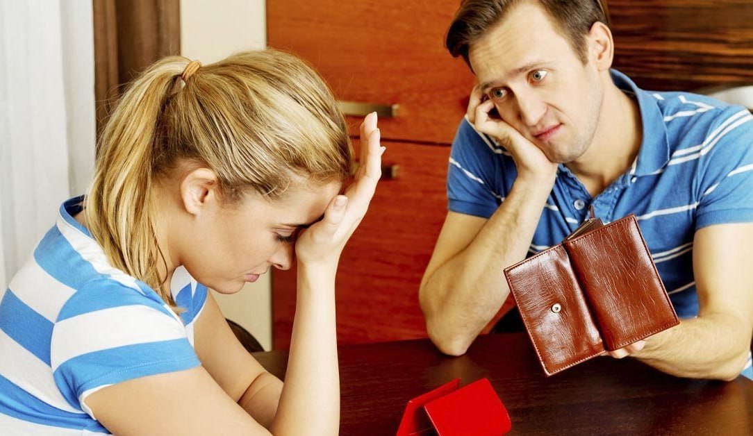 Депутаты предложили обязать банки уведомлять супругов о кредитах Если заемщики набрали кредитов на сумму более 500 тыс рублей банки будут обязаны направлять супругу супруге заемщика уведомление об этом Мера должна применяться при условии что заемщик состоит в зарегистрированном браке а также обеспечивать конфиденциальность информации Уведомление будет носить информационный характер и не отменяет самостоятельности принятия финансовых решений каждым из супругов Ранее депутаты предлагали разрешить запрашивать кредитную историю будущего супруга fatcat18