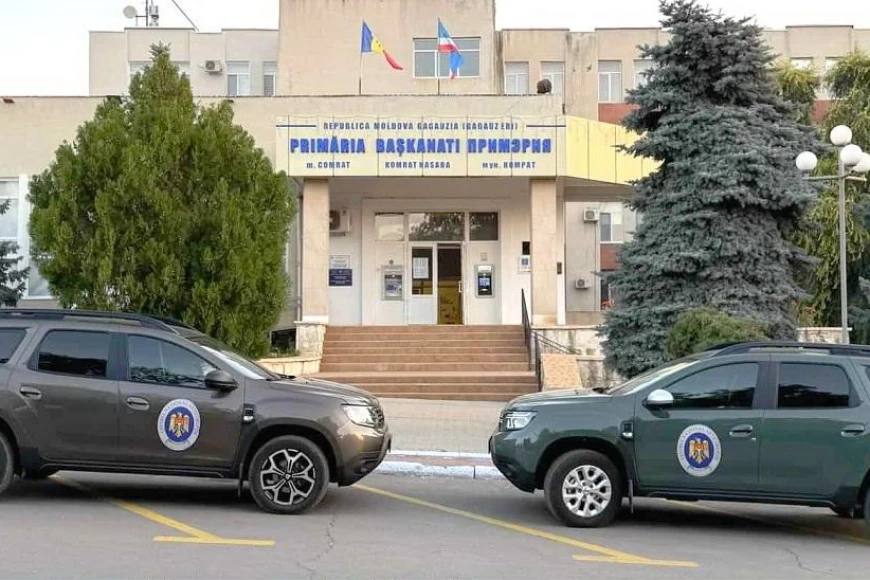 В примэрии Комрата прошли обыски В сообщении Национального центра антикоррупции отмечено что следственные мероприятия прошли в рамках уголовного дела о злоупотреблении служебным положением при осуществлении госзакупок а также распределению земельных участков Один из вице примаров задержан на 72 часа В Национальном центре антикоррупции напомнили что любое лицо считается невиновным до вынесения окончательного и вступившего в силу судебного решения