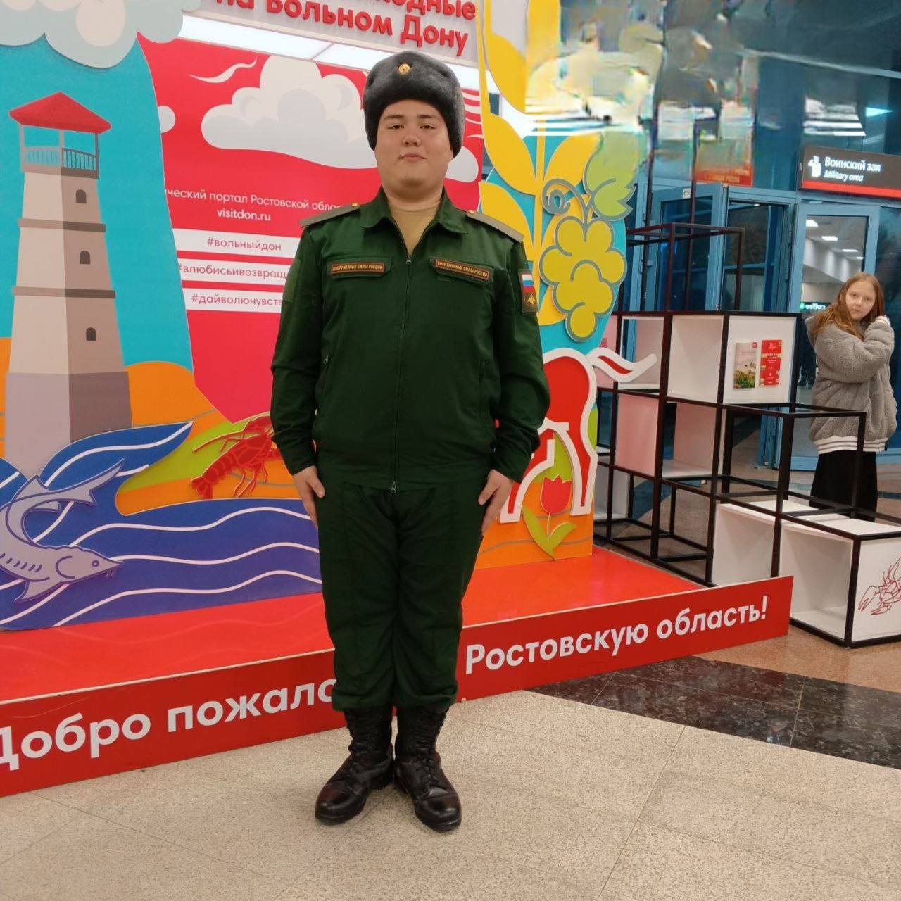 Срочник погиб на учениях под Петербургом — семья требует наказать командиров за халатность  Под Санкт-Петербургом во время учений погиб 21-летний срочник Валерий Пукас — его ударило током при установке макета антенны под линией электропередачи. Двое сослуживцев пострадали. Родные погибшего считают, что трагедия произошла из-за халатности командиров, не обеспечивших безопасность на учениях.  Валерий служил в Кронштадте. На учения его отправили 25 июня вместе с другими срочниками — сопровождали их старший лейтенант Артём К. и старший сержант Максим М. Через два дня семье сообщили, что парень погиб из-за нарушения техники безопасности. Позже выяснилось: антенну несли прямо под проводами, и когда конструкция задела ЛЭП, срочники находились в контакте с металлом. Валерий получил смертельный разряд и умер спустя 20 минут.  По словам семьи, военнослужащих не проинструктировали и не обеспечили защитными средствами — ни перчатками, ни сапогами. При поддержке проекта «Травмпункт» близкие Пукаса требуют привлечь офицеров к ответственности по статьям о халатности и причинении смерти по неосторожности.    Подписаться   Прислать новость