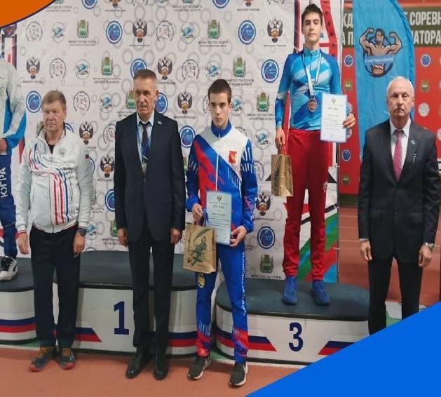 Калужский полиатлонист завоевал бронзу первенства мира Воспитанник спортшколы Многоборец завоевал третье место на Первенстве мира прошедшем в областном центре Состязания Чемпионата и Первенства мира по полиатлону в дисциплине 3 борье с лыжероллерной гонкой включали в себя силовую гимнастику стрельбу и гонку на 10 км В турнирах приняли участие сильнейшие спортсмены из Казахстана Беларуси Узбекистана Таджикистана Кыргызстана и России Калужанин Георгий Злобин из спортивной школы Многоборец занял третье место в возрастной категории среди юношей 16 17 лет