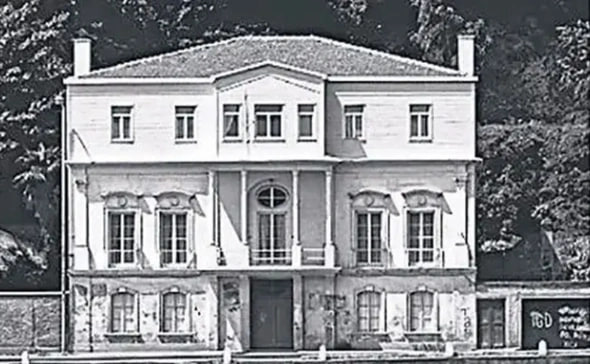 Суд в Турции после 17 лет разбирательств решил передать виллу на Босфоре наследникам дипломата царской России Николая Свечина который умер в Турции в 1903 году Эксперты оценивают нынешнюю стоимость поместья в 1 5 млрд Спор о праве собственности возник после революции 1917 года в России После смерти Николая II османский султан издал указ и судебное решение разрешающие сдать особняк в аренду России Однако как подчеркивалось в решении суда имущество никогда не было напрямую зарегистрировано за Россией При этом кадастровая проверка 1950 года подтвердила что имение по прежнему зарегистрировано на имя Свечина