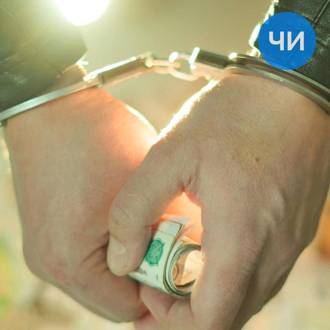 За получение взятки задержан начальник Бугульминской ГАИ Начальник отделения Госавтоинспекции ОМВД России по Бугульминскому району майор полиции Рамиль Ибрагимов задержан по подозрению в получении взятки По версии следствия он за денежное вознаграждение якобы обеспечивал выпускникам районных автошкол успешную сдачу экзамена для получения водительских удостоверений Пока оперативники управления собственной безопасности установили один факт с ноября 2024 го по январь 2025 года начальник ГАИ якобы получил 35 тысяч рублей за то чтобы проставить женщине успешную сдачу экзаменов по ПДД и вождению несмотря на допущенные ошибки Возбуждено уголовное дело по статье 290 УК РФ Получение взятки по ст 286 УК РФ Превышение должностных полномочий Дело находится в производстве Лениногорского межрайонного следственного отдела СУ СКР по РТ Региональное МВД также назначило служебную проверку chelny news1