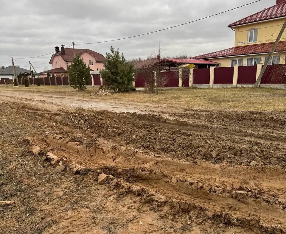 Кто разрушил дорогу в Мачулищах между улицами Приозерная и Вишневая  С таким вопросом обратился местный житель городского поселка Мачулищи в наш чат-бот. По его словам, вот уже как неделю твердое покрытие дороги на стыке двух улиц Приозерная и Вишневая разрушено.  – Эта дорога была подсыпана ПГС за счет собственных средств членов ЖСК. Кроме того, из-за разрушения твердого покрытия движение пешеходов, а также движущихся пешеходов со стороны «Соколиный край» в Мачулищах в сухую погоду затруднено, а в дождливую просто невозможно обойтись без специальной обуви, – написал мачулищанец.  Как оказалось, крупногабаритная техника действительно ездит по данному участку. Направляется она к объекту УКСа Минского района, где строят ЖСПК «Аэродром».  – Работы будут проводиться до конца следующего месяца, – пояснил директор УКС Минского района Мария Тихонович. – Связались с подрядной организацией в ближайшее время на этом участке поставят фронтальный погрузчик, чтобы разравнять дорогу.  #Мачулищи