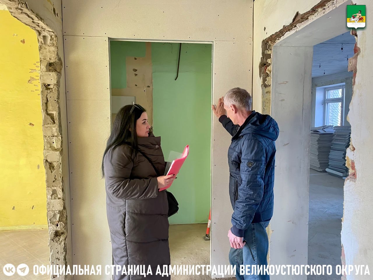 В Великом Устюге началась масштабная реконструкция "Молодёжного центра". Сообщил глава Великоустюгского района Иван Абрамов. По словам главы, строители активно ведут демонтажные работы - убирают старые полы, окна, двери и перегородки. В рамках капитального ремонта будет полностью обновлена электрика, установлены современные системы безопасности, включая противопожарную и антитеррористическую защиту.  Центр будет оборудован современным мультимедийным оборудованием, которое откроет возможности для реализации проектов в современном цифровом формате. После реконструкции молодежный центр станет многофункциональной площадкой с комфортными пространствами для работы, творчества и проведения мероприятий.  “Реализация этого важного проекта стала возможной благодаря федеральной программе "Регион для молодых", которая выполняется по поручению Президента России при поддержке Губернатора Вологодской области. Это яркий пример комплексного подхода к развитию молодежной политики в нашем регионе!, - уточнил Иван Абрамов.  Связаться с Вологодским Городовым или предложить новость: