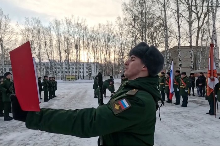 «Не устоял». Срочника из Артемовского заставили в учебке подписать контракт на два года  Мать 18-летнего срочника из Свердловской области заявила, что в учебке в Чебаркуле ее сына заставили подписать контракт с Минобороны. Об этом сообщает корреспондент Е1.RU Анастасия Якупова.  Как рассказала мать Дмитрия  имя изменено , его призвали в армию из Артемовского в октябре. Сейчас он находится в учебке в Чебаркуле. По ее словам, в середине февраля Дмитрия вынудили подписать контракт на два года прямо в госпитале, где он лежал с осложнениями после простуды.  Дмитрий сообщил матери, офицеры психологически его «обрабатывали» на протяжении четырех часов.  Женщина воспитала сына без мужа, он ее единственная опора, поэтому связывать свою последующую жизнь с армией в их семье никто не собирался. В комитете солдатских матерей ей посочувствовали, но отметили, что если срочник сам «не устоял», то «виноват сам».