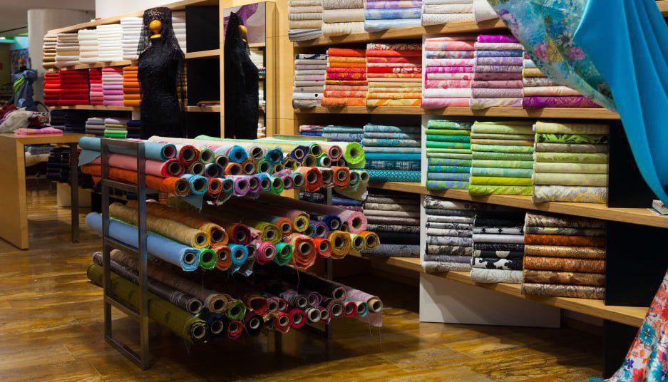 На текстильную продукцию приходится 6 9 экспортных доходов Узбекистана За девять месяцев 2025 года из Узбекистана поставили за рубеж текстильную продукцию на 1 9 млрд сообщил Нацстатком Это на 0 3 млрд или почти на 14 меньше чем годом ранее В том числе готовые текстильные изделия на 969 млн пряжу на 551 млн трикотажное полотно на 209 млн ткани на 114 млн чулочно носочные изделия на 38 млн ковры на 19 млн Logistan info Логистика Экономика