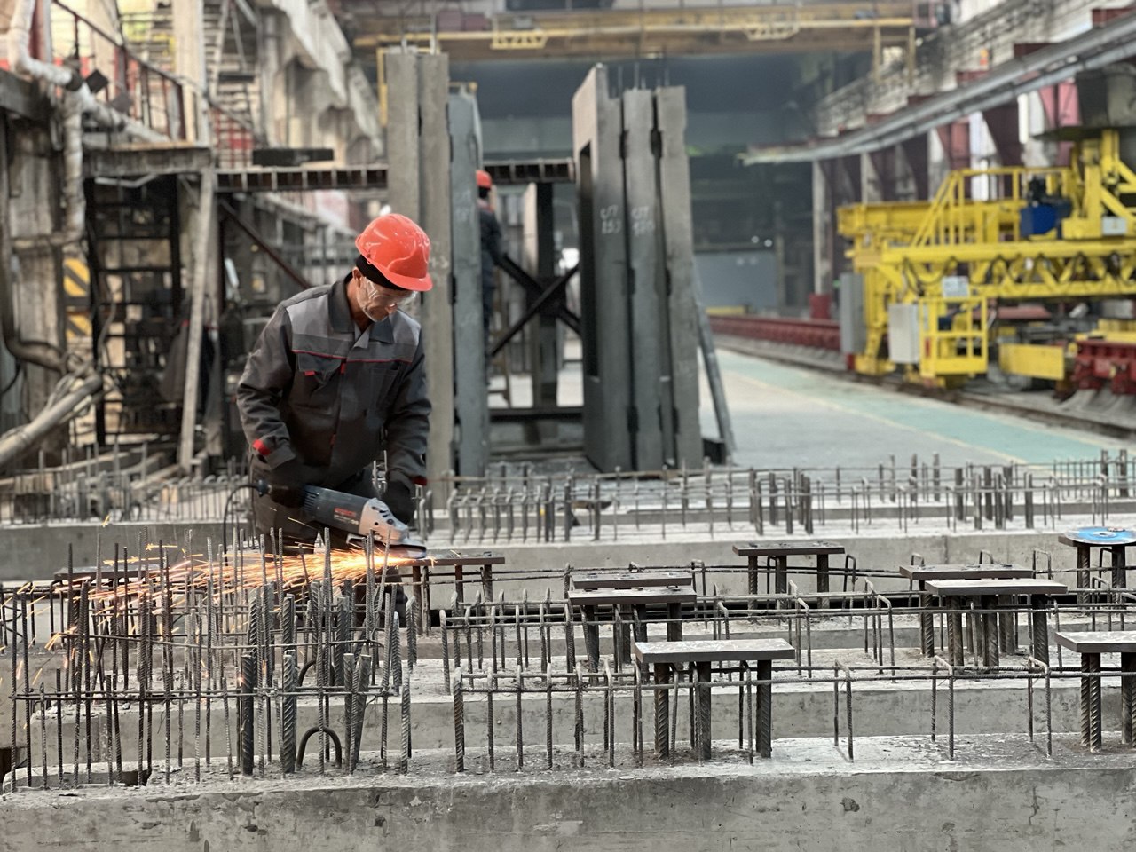 Господдержка для роста 10 предприятий края войдут в федеральный проект Производительность труда в 2026 году В рамках президентского нацпроекта Эффективная и конкурентная экономика адресная поддержка экспертов РЦК или ФЦК оказывается предприятиям в течение 6 месяцев Проводится анализ процессов картирование разрабатывается план внедряются улучшения проводится обучение персонала По итогам предприятия получат план повышения эффективности на 3 года рост производительности не менее чем на 5 ежегодно Уже 59 предприятий края повысили выработку в 1 5 раза и сократили время процессов на 25 К участию в проекте приглашаются предприятия обрабатывающей промышленности сельского хозяйства строительства транспорта туризма и ресурсоснабжающие организации с выручкой от 400 млн рублей для туризма от 180 млн рублей и долей иностранного капитала до 50 Подавать заявку на участие в проекте можно через портал производительность рф нацпроекты27 нацрейтинг27 Подписывайтесь на Минэк в MAX