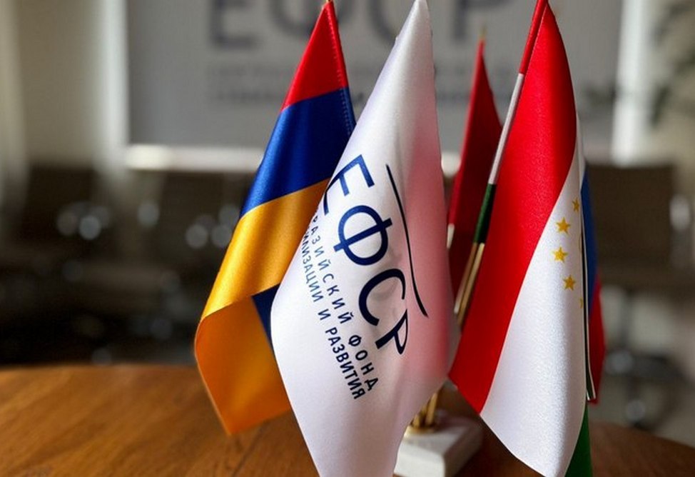 Объем программ с ЕФСР в бюджете Армении на 2026 год составляет 37 2 млрд драмов Минфин В основном это капитальные программы большая часть которых касается проекта развития транспортного коридора Север Юг сказал глава Минфина Армении Ваге Ованнисян на обсуждениях проекта госбюджета Армении на 2026 год По его словам в общей структуре 30 8 млрд драмов это привлекаемые кредитные средства а 6 3 млрд драмов софинансирование со стороны Армении Подписывайтесь на arkanewsagency