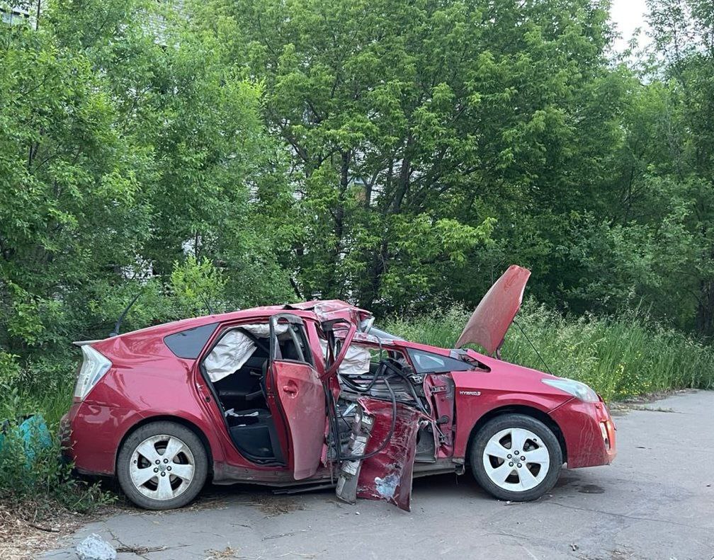 17-летний водитель погиб, влетев в электроопору в Хабаровском крае. Об этом сообщает местная Госавтоинспекция.   В машине в момент ДТП также находились двое подростков — молодой человек 17 лет и девочка 14 лет. Первый получил лёгкие травмы.  По предварительным данным, подросток не справился с управлением, вылетел за пределы проезжей части, а после врезался в опру линии электропередачи.  Обстоятельства происшествия устанавливаются. Также будет проведена экспертиза, которая подтвердит наличие или отсутствие у погибшего алкоголя в крови.   : Госавтоинспекция Хабаровского края        Буст   Отправить новость