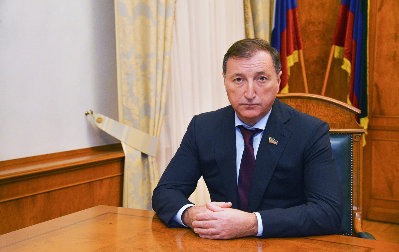 Председатель Народного Собрания РД Заур Аскендеров поздравил жителей республики с Днем образования ДАССР Поздравляю вас со знаменательной датой Днем образования Республики Дагестан 20 января 1921 года стал судьбоносным днем в нашей многовековой истории Именно тогда декретом Всероссийского центрального исполнительного комитета была законодательно оформлена Дагестанская Автономная Советская Социалистическая Республика ДАССР в составе РСФСР Этот акт увенчал волю наших народов выраженную ранее 13 ноября 1920 года на Чрезвычайном съезде народов Дагестана Обретение государственности в составе Великой России стало для Дагестана точкой отсчета новой исторической эпохи Впервые народы нашей многонациональной республики обрели подлинное государственное единство Это решение подтвержденное и в сложные 1990 е годы навсегда определило наш общий путь развития в братской семье народов Российской Федерации Автономия позволила нам совершить невиданный рывок вперед Объединившись мы восстановили разрушенное хозяйство построили современные промышленные предприятия побороли безграмотность и создали одну из самых самобытных и уважаемых культур в мире Наш регион стал домом для многих народов чьи обычаи гостеприимства добрососедства и созидательного труда передаются из поколения в поколение Мы по праву гордимся выдающимися учеными спортсменами деятелями культуры Сегодня воины дагестанцы следуя примеру своих славных предков мужественно и достойно выполняют поставленные боевые задачи в зоне проведения специальной военной операции доказывая свою преданность стране Опираясь на прочный фундамент межнационального согласия и мира мы решаем задачи нового времени развиваем экономику создаем современные производства и рабочие места совершенствуем системы образования и здравоохранения Главная цель этих усилий повышение благополучия и качества жизни каждого жителя республики Желаю вам и вашим семьям крепкого здоровья счастья мира и новых успехов в труде на благо нашей любимой республики и всей России говорится в поздравлении