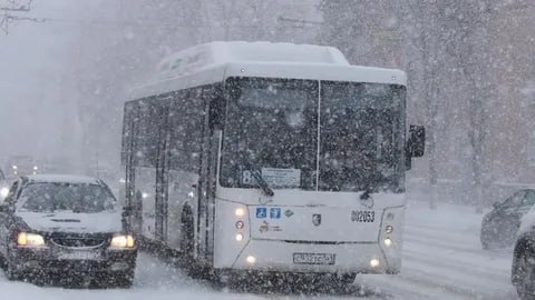 В Ростове в 2025 году собрались ввести первый пересадочный тариф.  Пересесть бесплатно можно будет с автобуса на электричку.  В Ростове в 2025 году планируют ввести комплексный тариф «автобус — городская электричка». Его суть заключается в том, что при пересадке из автобуса на электропоезд или наоборот в течение 60 минут пассажир будет оплачивать только стоимость проезда в автобусе.