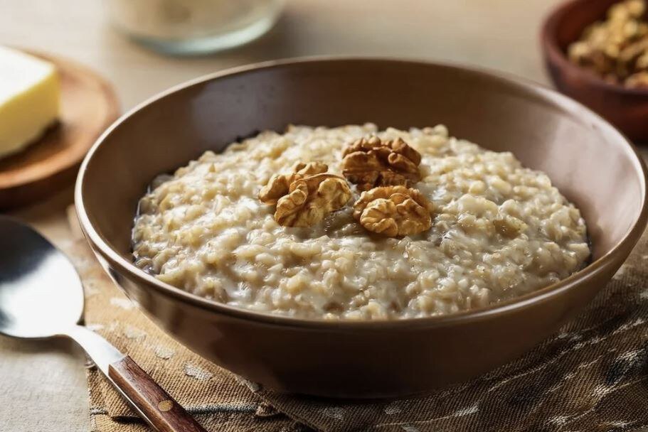 Роспотребнадзор Хотите здоровое сердце Ешьте овсянку Овсянка позволяет поддерживать правильную работу сердечно сосудистой системы Об этом напомнили в Роспотребнадзоре Овсяная каша помогает нормализовать давление благодаря высокому содержанию в ней антиоксидантов и клетчатки А еще в ста граммах крупы содержится более двух суточных норм марганца который необходим для поддержания здоровья костей и суставов В Роспотребнадзоре добавили что для того чтобы получить от овсянки максимальную пользу необходимо использовать цельнозерновые хлопья без добавок и ароматизаторов Russia News Подпишись