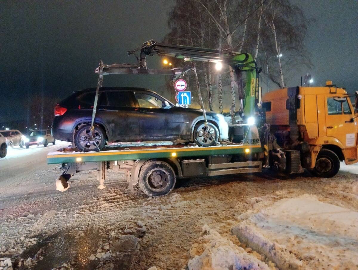 Челнинка заперлась в BMW, чтобы не изъяли авто из-за долгов  Жительница Набережных Челнов систематически игнорировала правила дорожного движения, в результате чего сумма ее неоплаченных штрафов достигла 120 тысяч рублей. Судебные приставы начали процесс взыскания долга.  Темно-синий BMW нарушительницы был остановлен в Казани. После проверки документов на место прибыли представители Управления судебных приставов. Женщина, узнав, что ее автомобиль может быть изъят, попыталась избежать ареста, заперевшись внутри машины.  Переговоры длились некоторое время, но должница, выслушав разъяснения, все же вышла из автомобиля. BMW был арестован и отправлен на специализированную стоянку.  Согласно законодательству, владелица должна погасить все долги в течение десяти дней. Если этого не произойдет, автомобиль будет продан на аукционе, уточнили в пресс-службе Управления судебных приставов Республики Татарстан.   -24