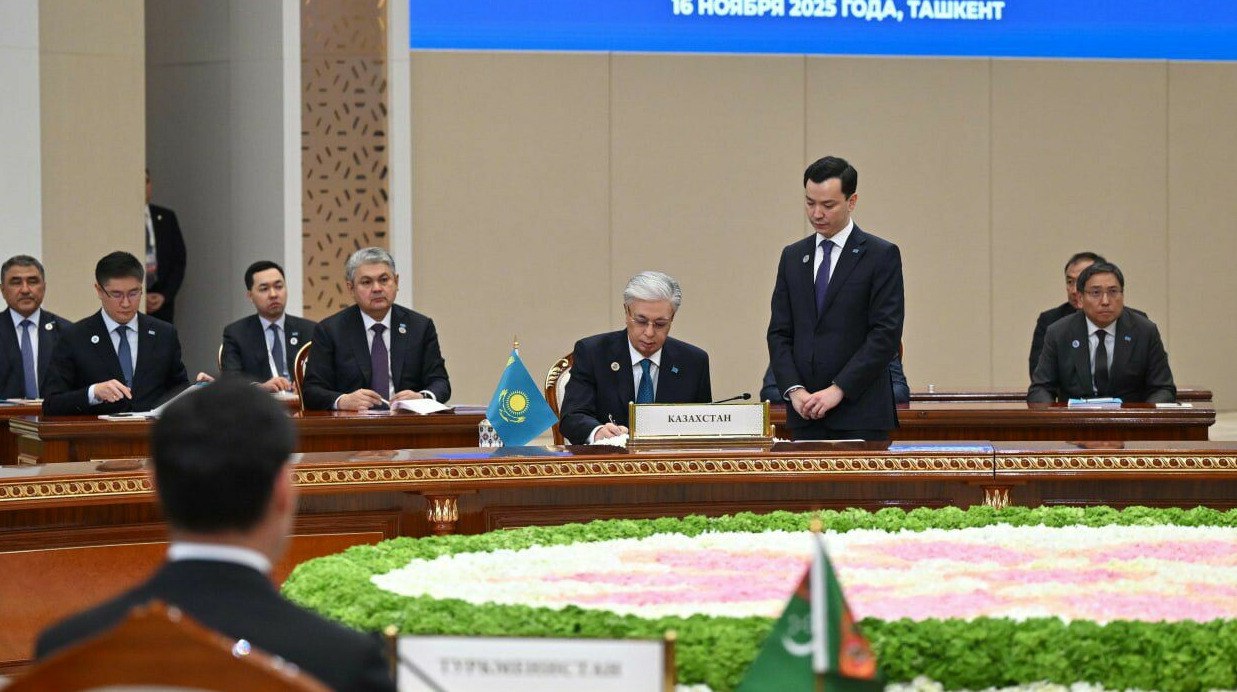 Центральная Азия одобрила концепцию региональной безопасности Азербайджан стал полноправным участником Консультативной встречи глав государств Центральной Азии передает ArbatMedia В ходе седьмой Консультативной встречи лидеров стран Центральной Азии был подписан ряд важных документов направленных на укрепление сотрудничества в регионе Главы государств приняли совместное заявление в котором подтвердили стремление к дальнейшему взаимодействию в сфере безопасности устойчивого развития и стабильности Одним из ключевых пунктов стало совместное обращение к странам членам ООН с поддержкой кандидатуры Кыргызстана на место непостоянного члена Совета Безопасности ООН на 2027 2028 годы Также участники встречи одобрили Концепцию региональной безопасности и устойчивого развития а также Каталог рисков для региона на 2026 2028 годы с предложениями по их предотвращению Прислать новость