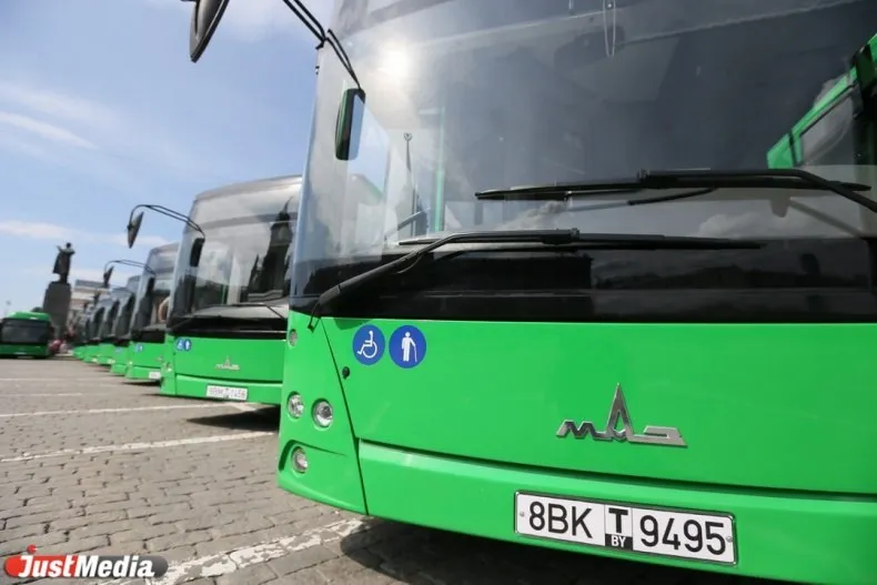 В Екатеринбурге из за забега Майская гроза в воскресенье 26 апреля с 05 00 до 14 00 будут закрыто движение транспорта по Бориса Ельцина от Челюскинцев до 8 Марта и по 8 Марта от Бориса Ельцина до проспекта Ленина В связи с этим изменятся маршруты трех автобусов Так по данным мэрии автобус 67 ДМБ 9 Ритейл парк Солнечный будет следовать в оба направления по улицам 8 Марта проспект Ленина Карла Либкнехта Свердлова Челюскинцев переулок Невьянский далее по маршруту Автобус 043 Ж д вокзал поселок Северка проследует по улицам Челюскинцев Московская проспект Ленина обратно Ленина Жукова Челюскинцев далее по маршруту Автобус 45 Ж д вокзал НПЦ Онкология будет следовать по улицам Челюскинцев Московская проспект Ленина обратно Ленина Жукова Челюскинцев далее по маршруту Мы в Max Мы в VK Мы в Дзен