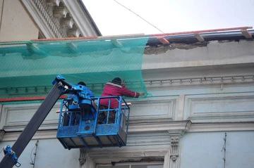 Мыли окна не подозревая что через секунду столкнутся со смертельной опасностью Рабочие рухнули с четвертого этажа Тишину городской улицы в Улан Удэ нарушили крики и звуки сирены спасательных служб В дежурную часть полиции поступило тревожное сообщение На улице Жердева с высоты упали двое мужчин Что же там произошло подробнее в материале КП Иркутск Полицейские сообщили что двое рабочих выполнявших наружные работы сорвались с высоты четвертого этажа Бригада скорой помощи госпитализировала пострадавших в больницу Подробнее в материале КП Иркутск