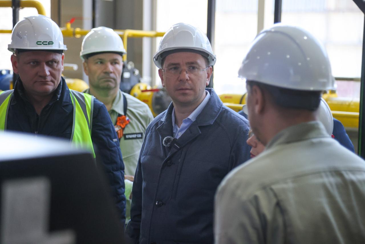 Сахалин вкладывается в развитие Корсакова: новые набережные, жилье и чистая энергетика Правительство Сахалинской области выделит дополнительные средства на масштабное благоустройство Корсакова. В планах — создание комфортной набережной у моря, ремонт дорог, озеленение центральных улиц и развитие инфраструктуры. Особое внимание уделят въездной зоне, где появятся новые зелёные зоны вместо ветхих строений. Параллельно в городе идет реализация ключевых проектов: Строительство жилого комплекса «Сердце Сахалина» первая очередь — уже в 2026 году ; Возведение современной газовой котельной, которая заменит угольные и улучшит экологию; Развитие энергетики — новая подстанция на 110 кВ обеспечит растущие потребности города и порта. Корсаков — визитная карточка области, и мы сделаем его комфортным для жизни, — подчеркнул Алексей Белик. ——— : Прислать нам новость: