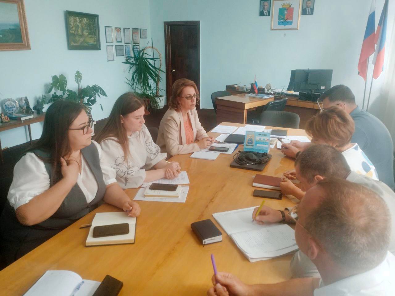С рабочим визитом посетила Новоазовский муниципальный округ. С представителями администрации провели совещание по вопросам опеки и попечительства, а также деятельности муниципальной комиссии по делам несовершеннолетних. В ДНР сфере сопровождения детей-сирот и детей, оставшихся без попечения родителей, профилактике правонарушений среди детей и подростков, защите их прав уделяется особое внимание. Для нас важно, чтобы каждый ребенок чувствовал себя защищенным и уверенным в завтрашнем дне. Обсудили текущую ситуацию, подвели итоги за первое полугодие, наметили планы дальнейшей работы. Также побывала в двух учреждениях образования. Новоазовская школа № 2 и Безыменская школа участвуют в программе по модернизации школьных систем образования в рамках госпрограммы «Развитие образования». Сейчас там проходит капитальный ремонт. Проверила ход восстановления. Договорились с подрядчиком, что по мере возможности работы будут ускорены.