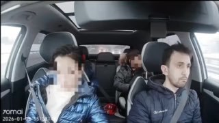 Пассажирка попыталась выпрыгнуть из такси на ходу в Москве Во время поездки по столице у женщины внезапно началась паническая атака Ситуация обострилась при заезде в тоннель пассажирка в панике попыталась открыть дверь автомобиля Водитель среагировал быстро он удержал женщину постарался её успокоить и оперативно проехал опасный участок не допустив трагедии 112 Россия