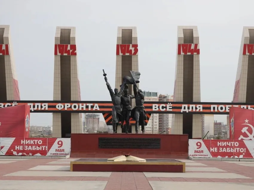 Возможность рассказать о героях своей семьи Забайкальцев приглашают на конкурс Брат на смену брату традиция продолжается Жителей Забайкальского края приглашают принять участие в международном конкурсе архивных поисково исследовательских и творческих работ Брат на смену брату традиция продолжается Проект посвящён объявленному Президентом Владимиром Путиным Году единства народов России и направлен на сохранение исторической памяти и преемственности поколений Конкурс проходит с 26 февраля по 26 сентября 2026 года и проводится в заочном формате Приём заявок и конкурсных работ открыт до 26 мая Участвовать могут жители России стран СНГ и Азиатско Тихоокеанского региона школьники от 11 лет студенты молодёжь и взрослые а также семейные и коллективные команды Работы принимаются в нескольких возрастных категориях от 11 до 14 лет от 15 до 21 года от 21 до 35 лет старше 35 лет а также в разновозрастной категории Конкурс включает несколько этапов 1 До 26 мая приём заявок и работ 2 27 мая по 30 июня работа конкурсной комиссии 3 Июль август подведение итогов 4 До середины сентября информирование победителей 5 С 24 по 26 сентября торжественное награждение во Владивостоке И проводится по трём тематическим направлениям Продолжатели традиции братьев Котельниковых в многонациональной России Приморье край Героев На службе Отечеству В рамках конкурса участникам предлагается исследовать архивные материалы в том числе семейные изучать военные и трудовые династии а также раскрывать темы патриотизма духовно нравственных ценностей и служения Родине Подать заявку можно по ссылке   forms yandex ru u 699fa6a295add51c1c8be1c0 Также конкурсные работы можно направить на электронную почту metod primhistory ru с указанием темы письма Конкурс номинации и наименования организации Возможность рассказать о героях своей семьи Забайкальцев приглашают на конкурс Брат на смену брату традиция продолжается Жителей Забайкальского края приглашают принять участие в международном конкурсе архивных поисково исследовательских и творческих работ Брат на смену брату традиция продолжается Проект посвящён объявленному Президентом Владимиром Путиным Году единства народов России и направлен на сохранение исторической памяти и преемственности поколений Конкурс проходит с 26 февраля по 26 сентября 2026 года и проводится в заочном формате Приём заявок и конкурсных работ открыт до 26 мая Участвовать могут жители России стран СНГ и Азиатско Тихоокеанского региона школьники от 11 лет студенты молодёжь и взрослые а также семейные и коллективные команды Работы принимаются в нескольких возрастных категориях от 11 до 14 лет от 15 до 21 года от 21 до 35 лет старше 35 лет а также в разновозрастной категории Конкурс включает несколько этапов 1 До 26 мая приём заявок и работ 2 27 мая по 30 июня работа конкурсной комиссии 3 Июль август подведение итогов 4 До середины сентября информирование победителей 5 С 24 по 26 сентября торжественное награждение во Владивостоке И проводится по трём тематическим направлениям Продолжатели традиции братьев Котельниковых в многонациональной России Приморье край Героев На службе Отечеству В рамках конкурса участникам предлагается исследовать архивные материалы в том числе семейные изучать военные и трудовые династии а также раскрывать темы патриотизма духовно нравственных ценностей и служения Родине Подать заявку можно по ссылке   forms yandex ru u 699fa6a295add51c1c8be1c0 Также конкурсные работы можно направить на электронную почту metod primhistory ru с указанием темы письма Конкурс номинации и наименования организации Более подробно с условиями можно познакомиться в положении о проведении конкурса по ссылке   golnk ru EG70a Более подробно с условиями можно познакомиться в положении о проведении конкурса по ссылке   golnk ru EG70a Подписывайтесь TG VK MAX