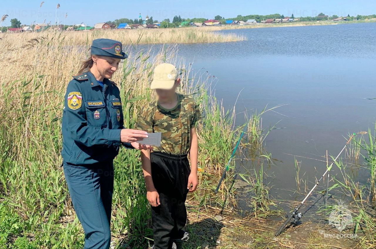 У воды без беды! В Армизонском муниципальном округе сотрудники МЧС России проводят с детьми беседы о безопасности в близи водных объектах. В ходе профилактической работы детям рассказывают об опасностях, которые подстерегают у воды, напоминают основные правила отдыха вблизи водоемов. Уделяют особое внимание детей на то, что на территории Армизонского округа специально отведенных мест для купания нет. Представители ведомства обьясняют ребятам основные правила пожарной безопасности в быту, в школе, на улице. «Наша основная задача - повышение уровня культуры безопасности детей. Чтобы предотвратить несчастные случаи, необходимо довести до детей, к чему могут привести игры с огнем, и как вести себя возле водоемы, или при возникновении экстренной ситуации», - отмечает сотрудник МЧС России Анастасия Васильева.