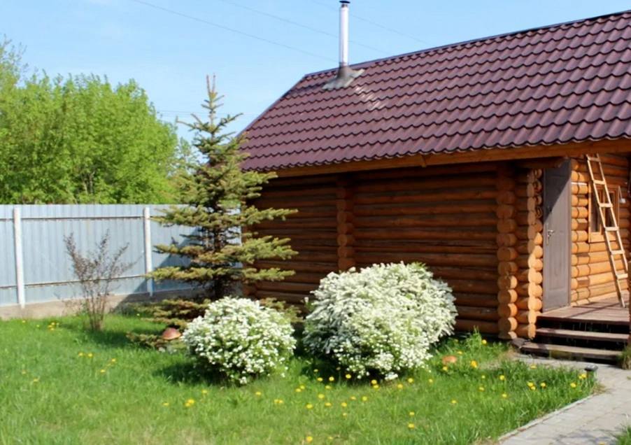 В Приморье суд отменил решение о сносе бани перенесут только забор Приморский краевой суд пересмотрел решение по земельному спору между соседями и отменил снос постройки Истцы утверждали что забор соседа зашёл на их участок на 1 1 метра а его баня нарушает противопожарные нормы и угрожает безопасности Суд первой инстанции ранее обязал владельца снести постройку но апелляция сочла эту меру чрезмерной Судебная коллегия постановила что снос крайняя мера и возможны другие способы устранения нарушений Теперь собственник участка должен перенести забор но баня останется на месте Реклама Подписывайтесь на NEWSVL