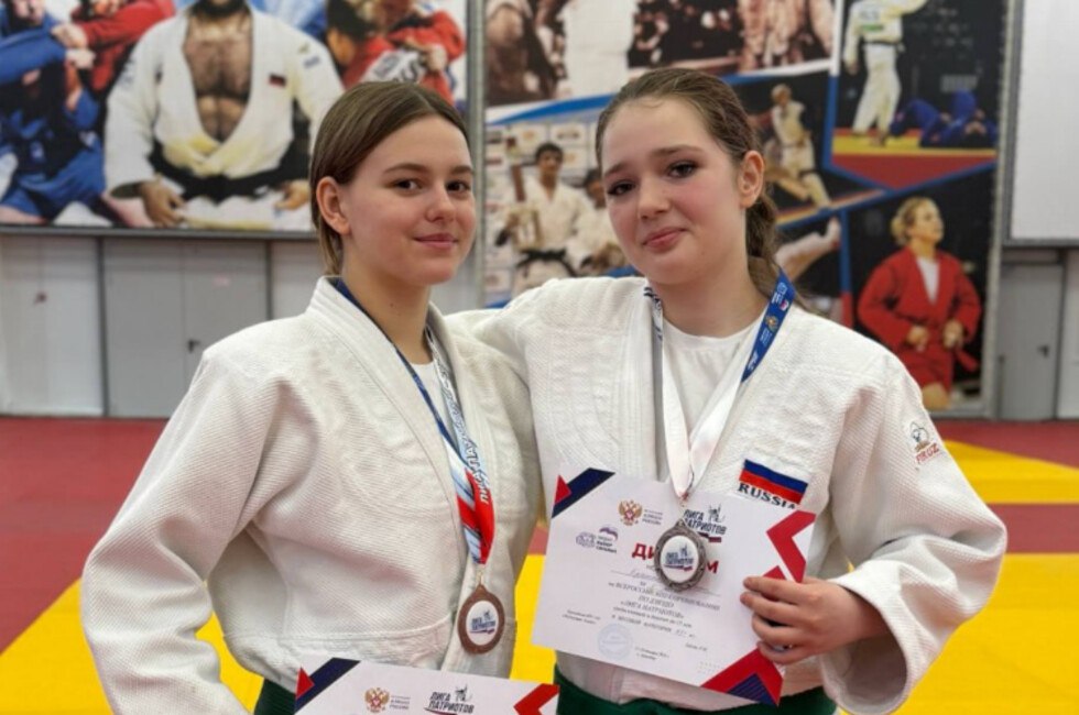 Юные дзюдоисты привезли серебро и бронзу с Лиги Патриотов Спортсменки из Республики стали призерами престижного всероссийского турнира который прошел в Армавире Серебряную медаль в соревнованиях среди девушек до 15 лет завоевала Милана Бражник а бронзовую Кира Виноградова Врио министра спорта и туризма Евгений Ширшов поздравил спортсменок отметив высокий уровень соревнований где собираются сильнейшие борцы страны Читать полностью Подпишись на нас в MAX