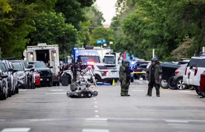 Несколько человек получили ожоги в американском городе Боулдер  штат Колорадо , когда злоумышленник бросил бутылки с зажигательной смесью в демонстрантов, выступавших за освобождение израильских заложников, удерживаемых ХАМАС, сообщают американские СМИ."Когда мы прибыли на место, мы обнаружили множество жертв...