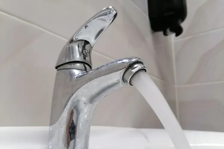 В Благовещенске назвали причину, по которой не вернули горячую воду после планового ремонта В пятницу, 23 мая, Амурские тепловые сети структурное подразделение АО "ДГК" завершили установку заглушек на тепломагистрали №2 Северного района Благовещенска. Это позволило восстановить подачу горячего водоснабжения ГВС потребителям второго и третьего микрорайона, КПП, ЦЭЦ. Горячая вода временно отсутствует только у потребителей на аварийных ответвлениях теплосетей ООО "АКС". В пресс-службе АО "ДГК" напомнили, что к реконструкции участка тепломагистрали приступили 14 мая. Работы продлятся до 30 сентября. Однако временные ограничения в подаче ГВС затронули потребителей лишь до 23 мая. Благодаря установленным заглушкам, энергетики оперативно переподключили тепломагистраль к другому району. Благодаря этому возобновили подачу горячей воды. Также на отключенном участке устранили текущие дефекты, провели ревизию запорной арматуры и выполнили текущий ремонт сальниковых компенсаторов. Список адресов, где временно отсутствует горячая вода в связи с выявленными дефектами на тепловых сетях ООО "АКС", размещен здесь. ТЕЛЕПОРТ.РФ – здесь все об Амурской области Написать нам