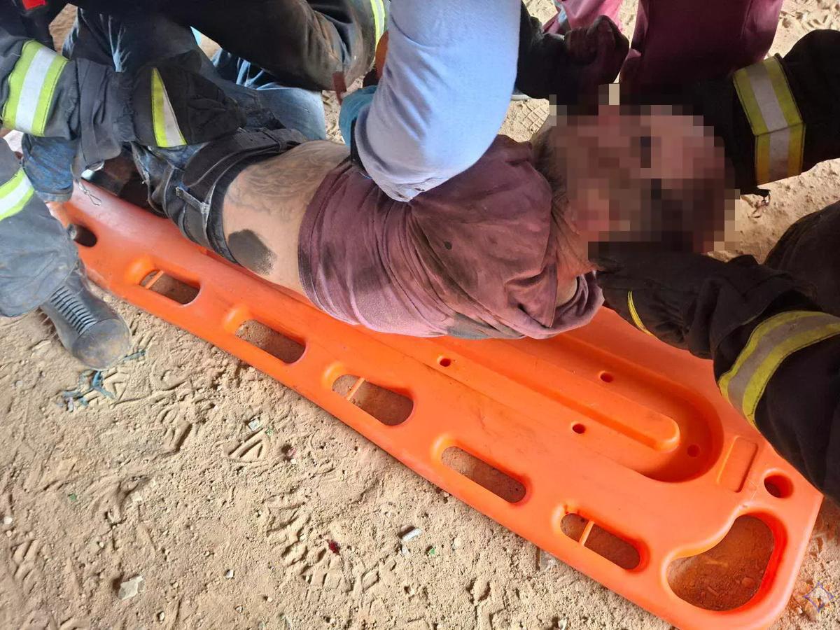 В Могилеве мужчина уснул на рельсах, попал под поезд, но остался жив  Инцидент произошел вчера на улице Строителей.   Машинист заметил спящего на путях человека и попытался экстренно остановить состав, подав звуковой сигнал. Мужчина проснулся, но не успел отбежать. В последний момент он откатился в промежуток между рельсами, и поезд прошел над ним, не задев смертельно.  Спасатели извлекли его с особой осторожностью, используя мягкие носилки. Пострадавший получил множественные травмы и был госпитализирован, сообщает МЧС.