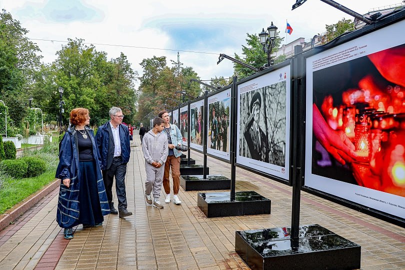 В Москве открылась фотовыставка «Россия многонациональная: наследники Великой Победы» На Чистопрудном бульваре в Москве при поддержке Министерства культуры Российской Федерации состоялось открытие Всероссийской фотовыставки «Россия многонациональная: наследники Великой Победы», посвященной 80-летию Победы и Году защитника Отечества. Выставка стала итогом одноименного Всероссийского конкурса фототворчества, проведенного Государственным Российским Домом народного творчества имени В.Д. Поленова весной 2025 года. Свои работы прислали более 200 фотографов-любителей и профессионалов со всей страны, а в экспозицию вошли 32 лучших снимка. Главные герои фотографий – ветераны Великой Отечественной войны, участники специальной военной операции, члены их семей, а также юные патриоты России – воспитанники кадетских школ, поисковых объединений, юнармейцы. «Нам было важно показать основную идею – лица настоящих героев, кадры, которые отражают, как тяжело бороться с фашизмом. Каждая фотография заставляет задуматься», – рассказал куратор выставки, специалист ГРДНТ им. В.Д. Поленова, председатель Союза фотохудожников России Дмитрий Иванов. Выставка будет работать до 19 августа.