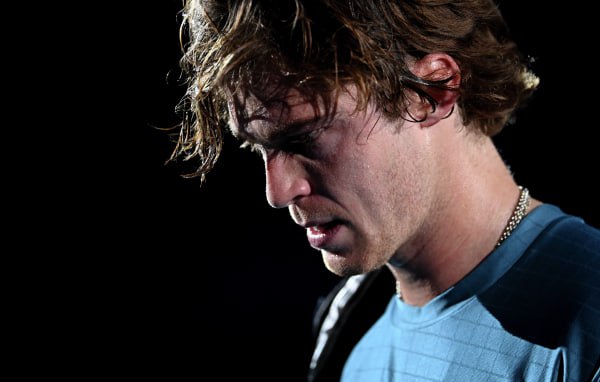 Андрей Рублёв стартовал с победы на турнире Roland Garros Открытый чемпионат Франции проходит на грунтовых кортах Парижа. В матче первого круга российский теннисист нанёс поражение представителю ЮАР Ллойду Харрису со счётом 6:4, 4:6, 6:3, 6:1. Встреча продолжалась 2 часа 22 минуты. Во втором раунде соперником 27-летнего Рублёва станет австралиец Адам Уолтон. Подпишись на «Говорит Москва»