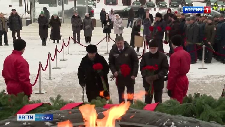 В Перми прошла церемония возложения цветов, приуроченная ко Дню снятия блокады Ленинграда    В Перми прошла церемония возложения цветов, приуроченная к 81-й годовщине полного освобождения Ленинграда советскими войсками от немецко-фашистской блокады. Возложение состоялось у мемориала Уральскому добровольческому танковому корпусу. В памятном мероприятии приняли участие представители краевых и городских органов власти, общественных и ветеранских организаций, руководители военных учреждений, жители блокадного Ленинграда, ветераны войны и труда. Во время войны Прикамье стала родным домом для 379 тысяч ленинградцев.