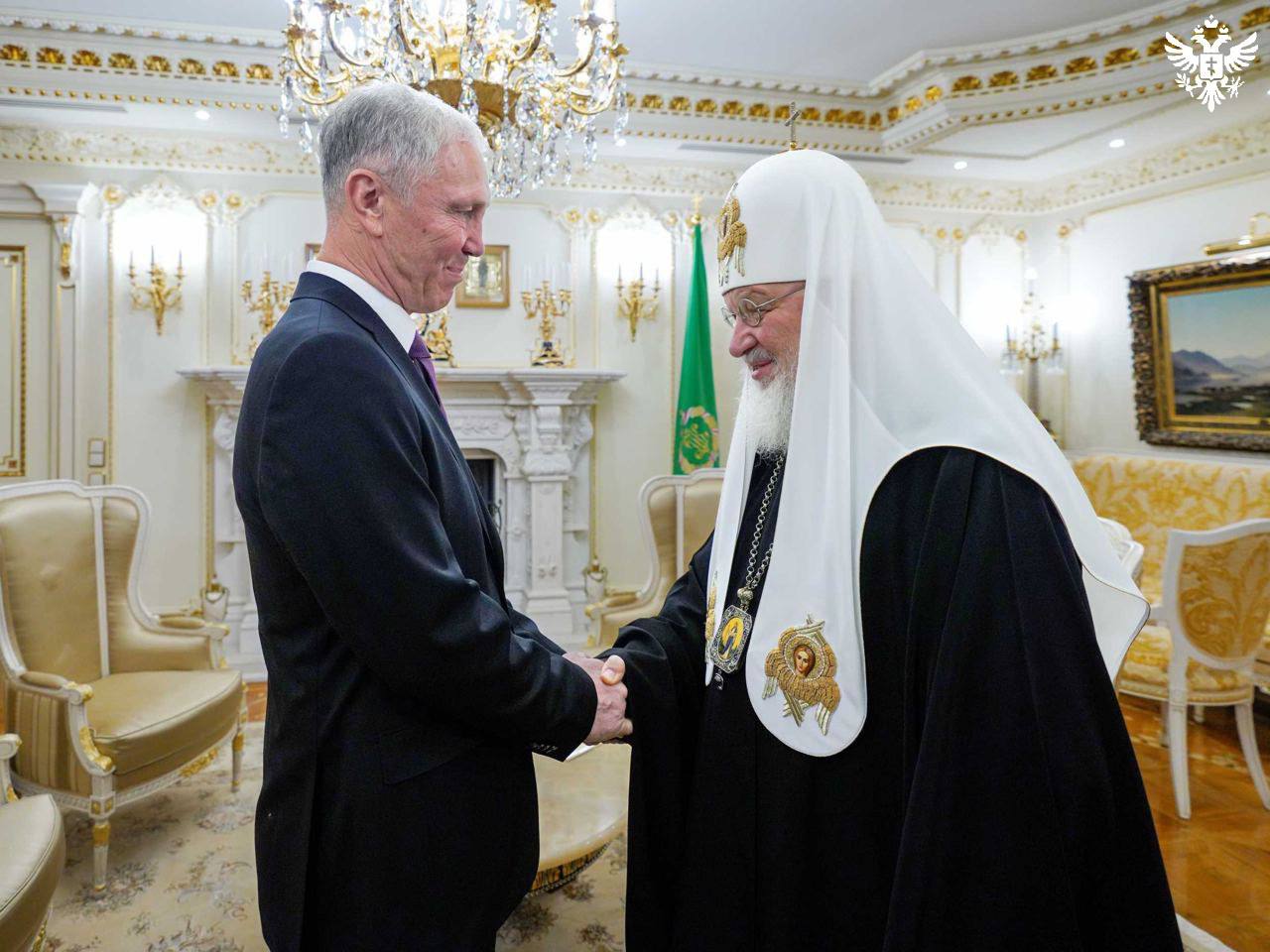 Владимир Сальдо поздравил Патриарха Московского и всея Руси Кирилла с днем рождения Губернатор Херсонской области Владимир Сальдо поздравил Святейшего Патриарха Московского и Всея Руси Кирилла с днем рождения отдельно отметив благотворительные дела Церкви в регионе Поздравляю Святейшего Патриарха Московского и всея Руси Кирилла с днём рождения Под руководством Святейшего Владыки Русская Православная Церковь остаётся тем местом куда миллионы верующих приходят за поддержкой духовной опорой и правильными жизненными ориентирами Его слова успокаивают душу а советы направляют на истинный путь говорится в поздравлении Губернатора Херсонской области Глава региона напомнил что именно по инициативе Святейшего Патриарха Московского и Всея Руси Кирилла появилась отдельная епархия на левом берегу Днепра что помогло укрепить церковную жизнь в области и поддержало прихожан Жители региона помнят и благотворительные дела Церкви на Херсонщине это реальная помощь тем кому она нужна Желаю Его Святейшеству крепкого здоровья долгих лет жизни и процветания Святой соборной и апостольской Церкви добавил Владимир Сальдо Сайт ВК ОК MAX Администрация Херсонская область VGA Kherson SALDO VGA