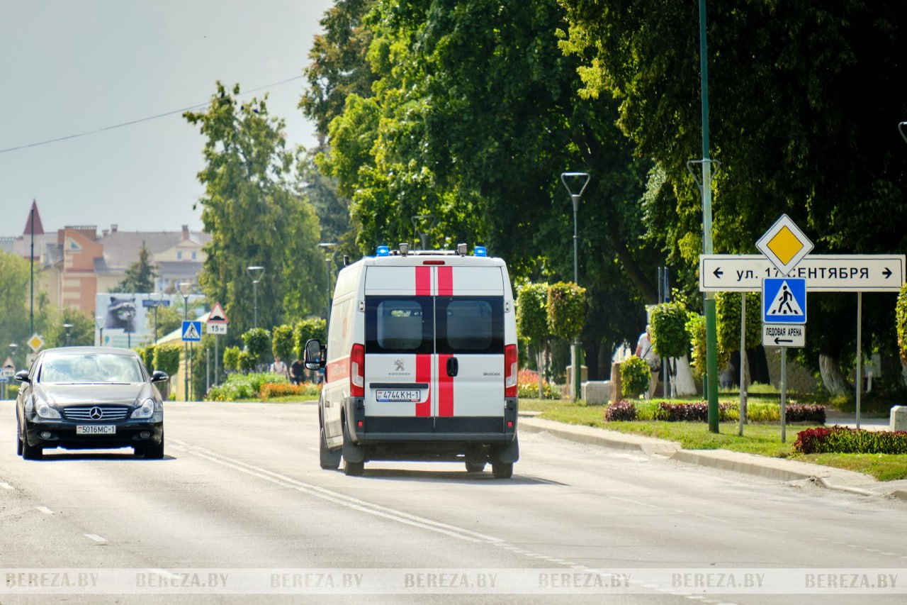 ПОДРОСТОК ИЗ БЕРЕЗЫ ПО НЕОСТОРОЖНОСТИ ПОЛУЧИЛ ОЖОГИ В понедельник 18 августа в 18 24 в Березовский РОЧС поступило сообщение о госпитализации в учреждение здравоохранения мальчика 2013 года рождения который получил ожоги По предварительной информации подросток находясь во дворе дома на ул Маяковского в Березе получил ожоги в результате вспышки паров легковоспламеняющейся жидкости растворителя в бутылке Ребенок госпитализирован в хирургическое отделение Березовской ЦРБ По данному факту проводится проверка   Спасатели обращаются к родителям позаботьтесь о безопасности детей не оставляйте их без присмотра а также объясните что нельзя играть с легковоспламеняющимися жидкостями Напомните детям номера телефонов службы спасения 101 и 112