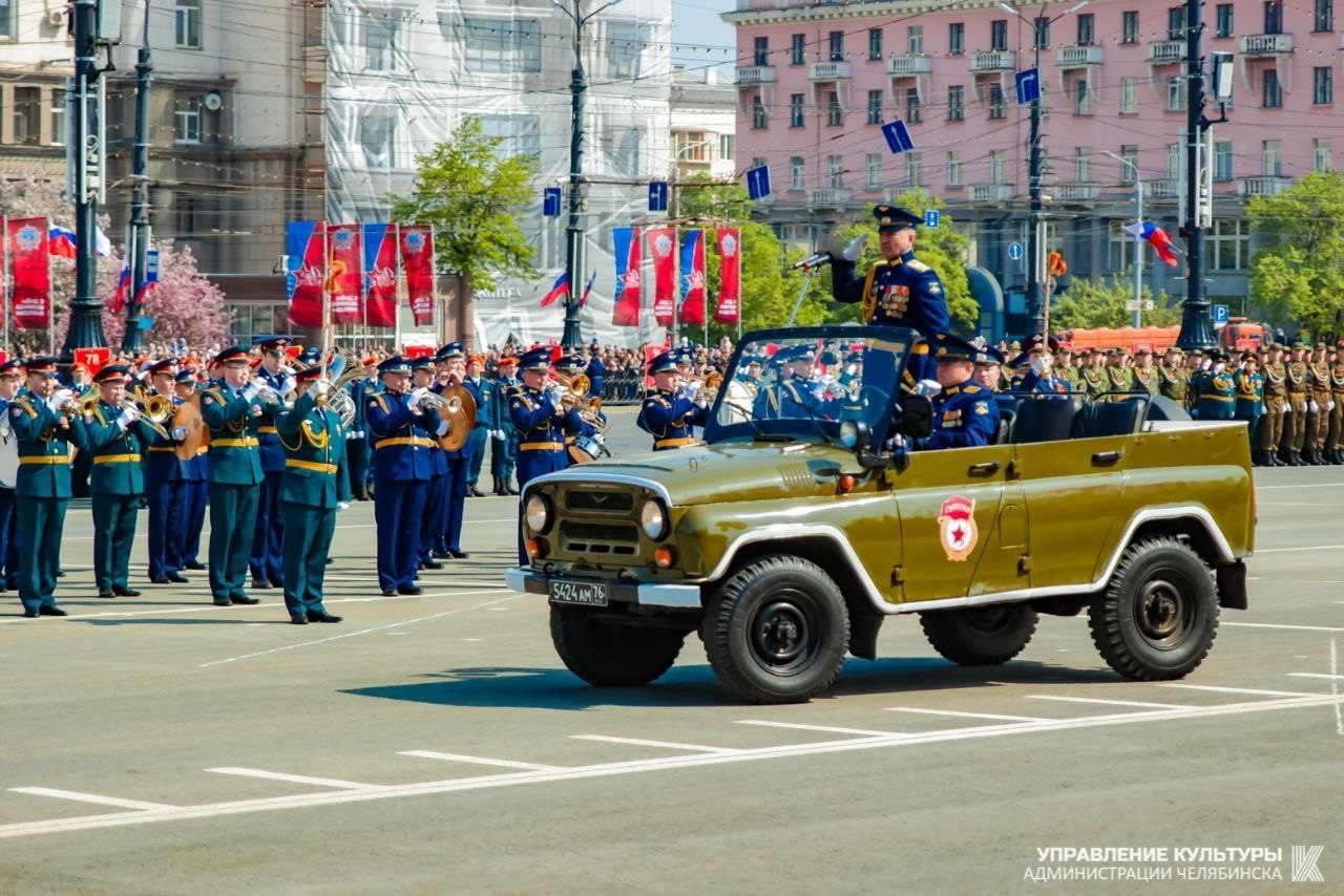 Более 50% челябинцев будут смотреть трансляцию парада Победы В Челябинске 67% опрошенных жителей города признались, что будут смотреть онлайн-трансляцию парада Великой Победы. Об этом говорится в исследовании сервиса SuperJob, которое прошло с 18 апреля по пятое мая. Челябинцы выражают особое отношение к этому событию: «Это мой любимый праздник, я горжусь ветеранами». Чем старше респонденты, тем больше они проявляют интерес к трансляции. Среди горожан в возрасте до 35 лет смотреть парад по телевизору будут 58%, в то время как среди тех, кто старше 45 лет, этот показатель составляет 77%. Напомним, на Южном Урале организуют 5 000 мероприятий ко Дню 80-летия Победы. URALPRESS.RU