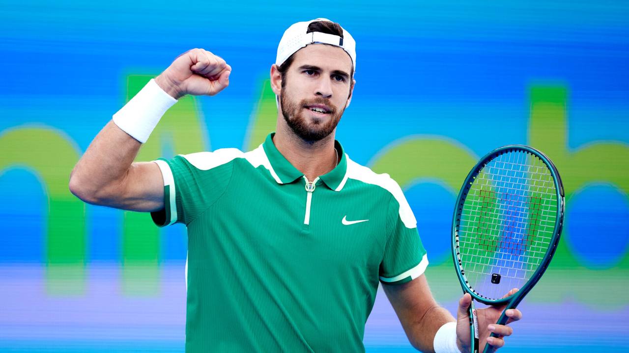 Карен Хачанов стал чемпионом выставочного турнира Bonmont Tennis Masters швейцарском Шезерексе Российский теннисист, серебряный призер Олимпиады-2020 в одиночном разряде Карен Хачанов стал победителем выставочного травяного турнира Bonmont Tennis Masters. 24-я ракетка мира Хачанов в матчах группы А поочередно одолел поляка Хуберта Хуркача 6: 3, 6: 4 и француза Ришара Гаске 7: 5, 6: 3 . ℹ Выставочные турниры – это неофициальные соревнования, где теннисисты играют не за рейтинговые очки, а просто ради зрелищности, подготовки к сезону или благотворительных целей. Такие турниры проводятся в межсезонье, во время пауз между крупными турнирами или в особых форматах, которых нет в ATP и WTA. IG FB VK RuTube YouTube Сайт