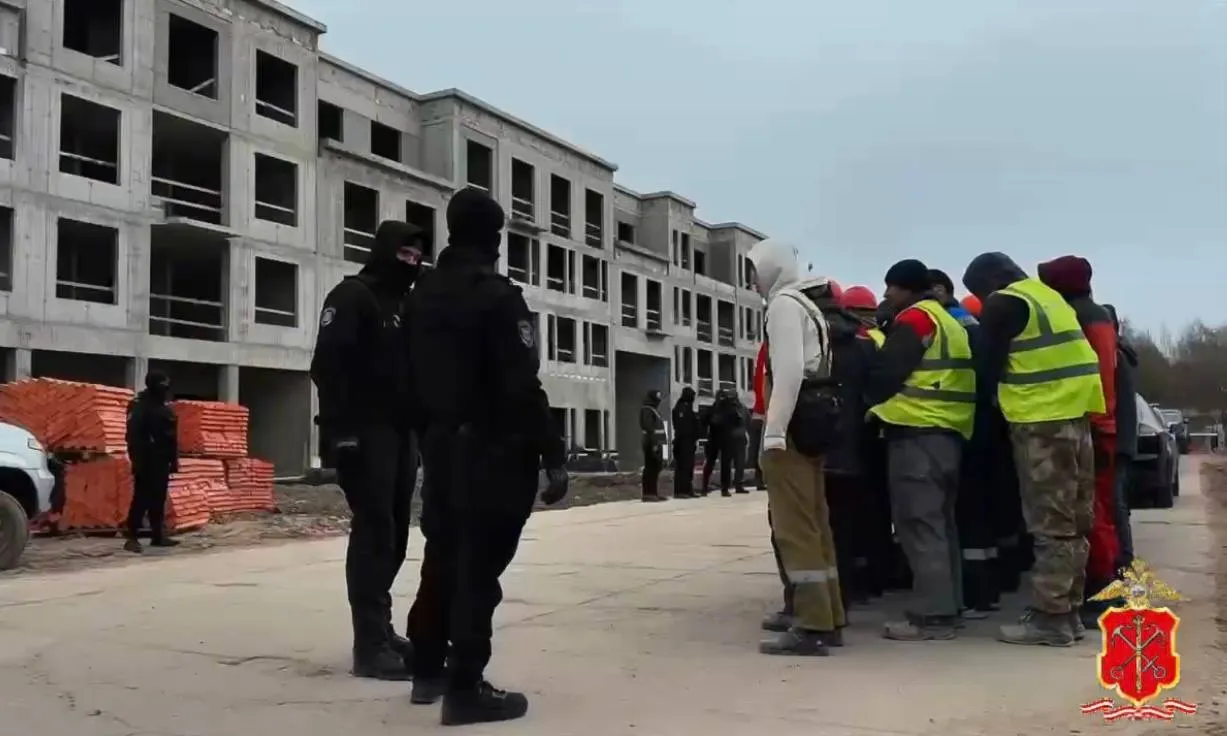 Силовые ведомства проверяли мигрантов в Кронштадте и на фортах Масштабный рейд провели правоохранители по фортам и одной из стройплощадок города Сначала силовики обследовали территорию на Цитадельской дороге проверили бытовки и курсирующий рядом транспорт Обстановку с воздуха контролировали квадрокоптером В итоге было составлено 10 протоколов за нарушение ПДД Затем операция переместилась на воду полицейские на катерах добрались до трёх фортов где сейчас идёт реставрация Всего документы проверили у 350 человек из которых более 100 были иностранцами Нарушения выявили у 25 человек их доставили в отделение и привлекли к административной ответственности Также выяснилось что четыре человека уклонялись от постановки на воинский учёт GradSPb в MAX подпишись