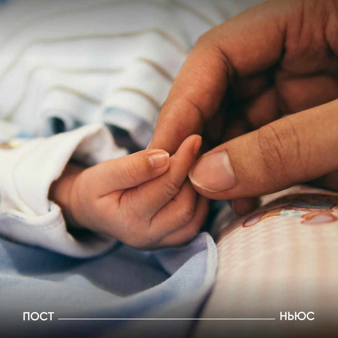 Пациентки еще одного роддома сообщили о гибели младенцев Роженицы перинатального центра в Калининграде заявили о тяжелых травмах и смертях новорожденных предположительно из за действий медперсонала сообщает Baza По словам одной из женщин ее сын родился с обширной гематомой на голове и признаками асфиксии после того как врачи начали выдавливать ребенка спасти его не удалось Другая роженица утверждает что медики более пяти часов отказывались делать кесарево сечение девочка появилась на свет без признаков жизни сердце удалось запустить но спустя два дня ребенок умер По данным Baza еще две пациентки сообщили о серьезных родовых травмах у младенцев По этим случаям уже возбуждены уголовные дела о халатности Официальных комментариев со стороны медучреждения пока не поступало сколько это уже может продолжаться Подписывайтесь на PostNews в MAX