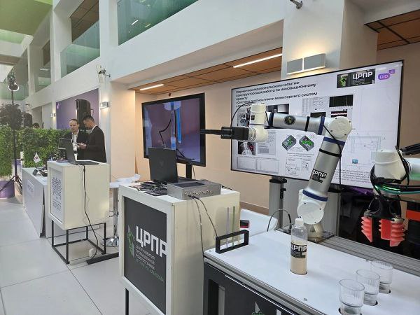Нижегородские роботы для промышленности дебютируют в Иннополисе Нижегородский задел для будущего Центра развития промышленной робототехники был представлен на крупном отраслевом смотре форуме Digital Innopolis Days 2025 который проходит в Университете Иннополис в Татарстане Передовые разработки ученых НГТУ им Р Е Алексеева которые лягут в основу создаваемого на базе вуза Центра развития промышленной робототехники вызвали живой интерес профессионального сообщества На стенде Центра гости форума могли увидеть ключевые проекты в области автоматизации Среди них роботизированная сварочная ячейка созданная в коллаборации с ООО ВР роботикс и уникальная коллаборативная робототехническая ячейка с мягкими захватами где два робота бережно демонстрировали упаковку хрупких стеклянных изделий Не остались без внимания и VR тренажер для обучения сварке а также комплекс для диагностики и предиктивной аналитики узлов промышленных роботов По материалам газеты Комсомольская правда