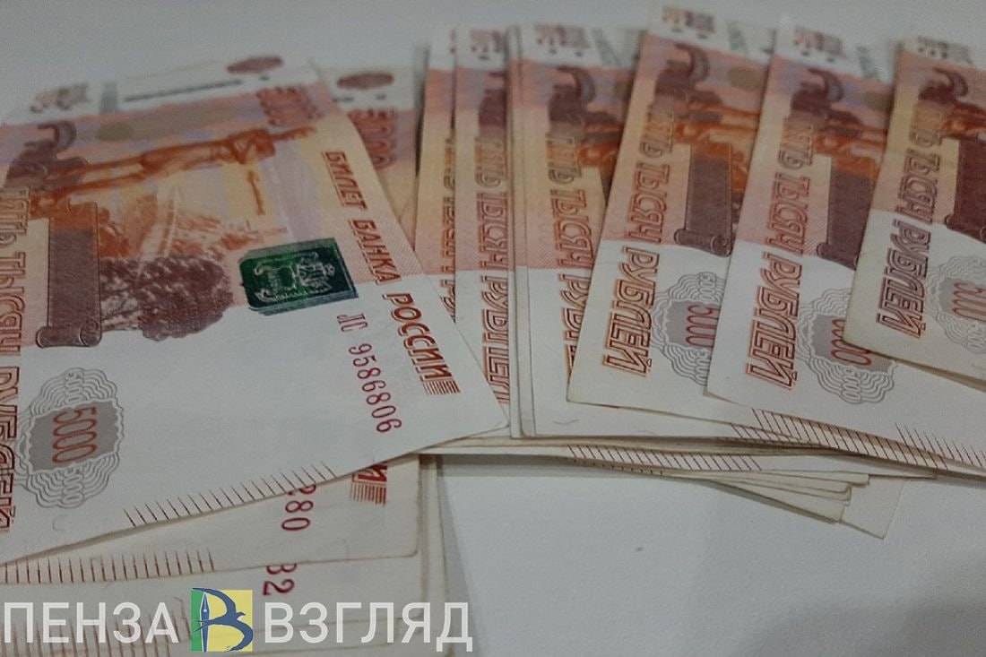 38 летняя пензячка потеряла более 3 миллионов рублей на инвестициях В отдел полиции 5 УМВД России по Пензе обратилась 38 летняя жительница Первомайского района Она сообщила что стала жертвой мошенников Женщина рассказала что в интернете познакомилась с мужчиной который представился Павлом Он утверждал что работает трейдером на бирже предлагал дополнительный доход через инвестиции Пензячка поверила и установила на смартфон специальное приложение Затем она перевела 2 миллиона рублей из своих накоплений и 1 3 миллиона с кредитной карты После этого собеседник перестал выходить на связь и женщина поняла что ее обманули Возбуждено уголовное дело Сотрудники полиции устанавливают личности причастных к совершению преступления рассказали в пресс службе УМВД России по Пензенской области Подписаться на Пенза Взгляд в ТГ Подписаться на Пенза Взгляд в MAХ