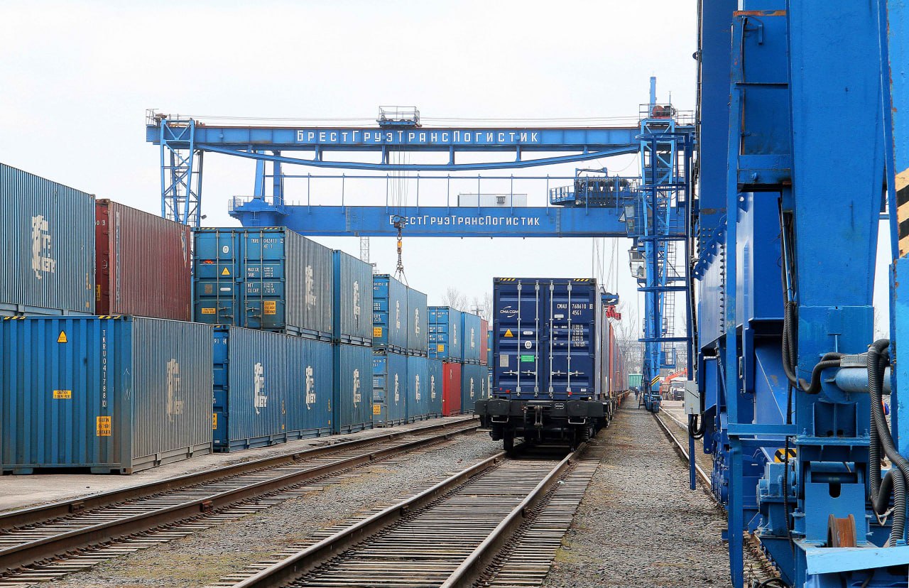 Логистика и перезагрузка СНГ В Москве состоялось заседание Экономического совета Содружества Итоги прокомментировала вице премьер Беларуси Наталья Петкевич Конечно основные вопросы которые нас очень интересуют это усовершенствование логистики Собственно об этом говорили сегодня все наши коллеги Ведь территория СНГ это 16 мировой территории поэтому сопряженность всех логистических путей различными видами транспорта имеет важное значение Потому что это не просто транспортный путь это совершенствование инфраструктуры преодоление барьеров цифровизация Это комплекс тех сфер которые повысят уровень логистики на пространстве СНГ Одним из важных достижений СНГ вице премьер назвала тот факт что Содружество стало работать на международном треке На заседании был рассмотрен проект концепции сопряжения главных транспортных артерий проходящих по территориям стран СНГ Ее основная цель создание интегрированной транспортной системы которая обеспечит безопасное быстрое и эффективное перемещение грузов между государствами сократит транспортные издержки и повысит конкурентоспособность Также членам Экономсовета СНГ было доложено о деятельности Совета по железнодорожному транспорту стран Содружества в 2020 первом полугодии 2025 года Усилия совета направлены на подготовку согласованных предложений по приоритетным направлениям развития железнодорожного транспорта сохранение технологического единства ж д сети обеспечение согласованного развития инфраструктуры железных дорог организацию совместного использования грузовых вагонов и контейнеров развитие общего информационного пространства и проведение согласованной тарифной политики в международном сообщении ЛОГИСТИКА ЖЕЛЕЗНОДОРОЖНЫЙ ТРАНСПОРТ mintransbelarus