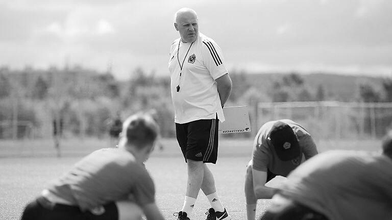 Ушел из жизни экс вратарь и тренер хабаровского СКА Нефтяника На 49 м году жизни скончался бывший вратарь и тренер хабаровского хоккейного клуба СКА Нефтяник Олег Андрющенко Он провел за команду 281 официальный матч а после завершения карьеры 15 лет работал в тренерском штабе Прочитать статью полностью Подписаться на DVHAB   Написать в DVHAB