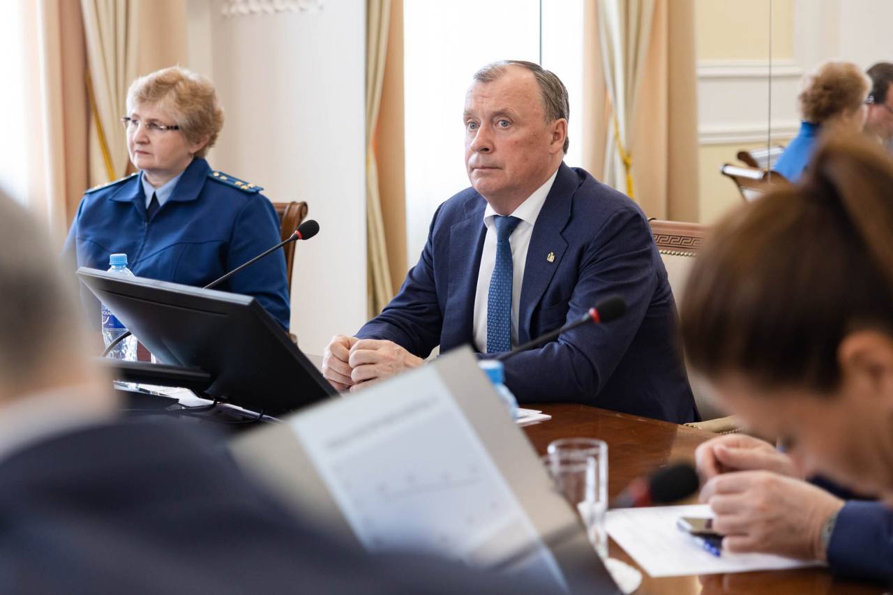 На заседании Коллегии Администрации города обсудили подготовку к предстоящей летней оздоровительной кампании. Этот вопрос крайне важен, ведь комфорт и безопасность детей – безусловный приоритет. Проводя совещание, обратил на это особое внимание. В летний период организуем отдых около 58 тысяч школьников. Для них свои двери откроют 17 загородных и 154 муниципальных городских лагеря. Также ребята отправятся укреплять здоровье в санатории на побережье Чёрного моря. Продолжительность смен разная: 7, 10, 14 и 21 день. Екатеринбург – один из немногих российских городов, который сохранил и развивает сеть муниципальных загородных лагерей. Мы продолжаем планомерно улучшать инфраструктуру и работать над тем, чтобы юные екатеринбуржцы с пользой и интересом проводили каникулы!