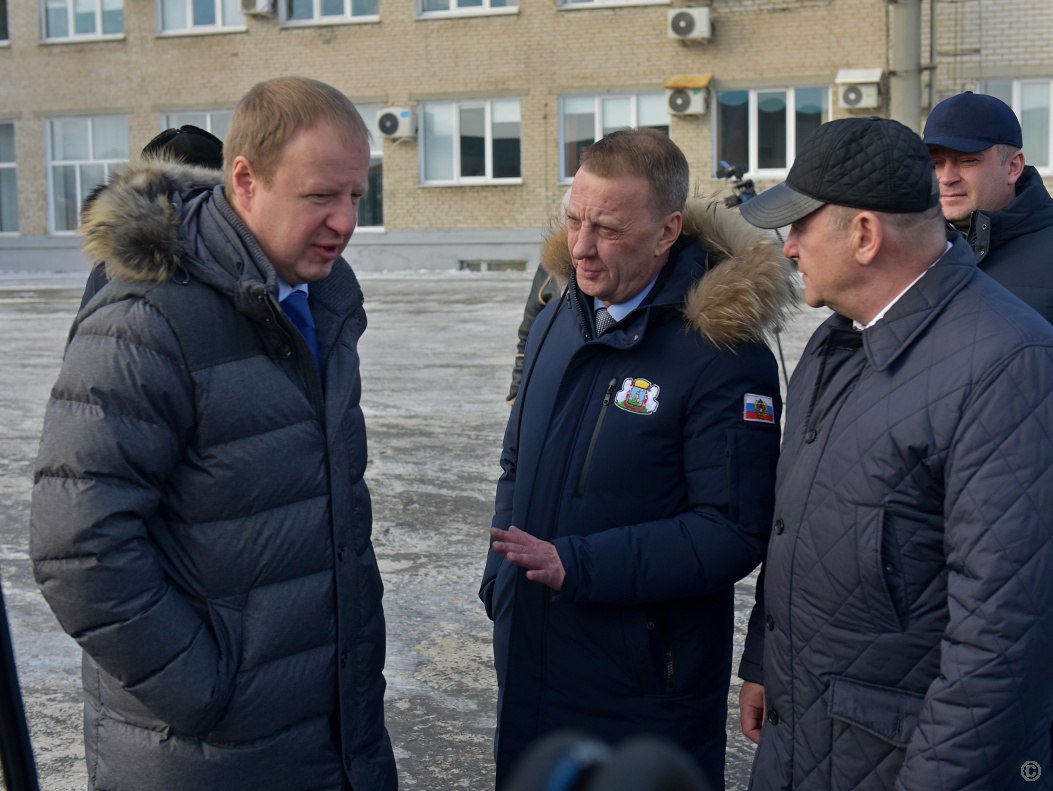 Барнаул получил новую дорожную технику  Передача новой партии спецтехники состоялась на базе Северо-Восточного ДСУ Алтайского края сегодня, 28 января. Ключи от новой техники передал главе города Вячеславу Франку Губернатор Алтайского края Виктор Томенко. Всего городу Барнаулу передано семь машин - пять тракторов МТЗ, два ковшовых погрузчика ANT 1000.  Также, бульдозеры, погрузчики, ассенизаторские машины, тракторы были переданы муниципалитетам края: Алейску, Славгороду, Заринску, Егорьевскому, Локтевскому, Усть-Калманскому, Родинскому, Романовскому, Немецкому национальному, Третьяковскому, Хабарскому районам.   Губернатор края Виктор Томенко сообщил, что сегодня передаются машины, которые были закуплены на основании заявок от глав муниципальных образований, полученных в 2024 году. Всего 18 единиц дорожной и коммунальной техники стоимостью почти 167 млн рублей.   Пять лет назад по решению Губернатора в регионе началось масштабное обновление парка дорожной и коммунальной техники. На эти цели, начиная с 2020 года, направлено порядка 5,3 млрд. рублей. В том числе благодаря федеральной поддержке закупили 672 машины.  «На сегодняшний день этого недостаточно — мы стремимся к более комфортному уровню жизни в крае. В том числе к тому, чтобы было безопаснее ездить по дорогам — а у нас, напомню, самая протяженная сеть в России длиной больше 53 тысячи километров. Важно, чтобы дороги и в городах и селах убирали вовремя, в зимний период — прежде всего ото льда и снега», – сказал Виктор Томенко.  Глава города Вячеслав Франк поблагодарил главу региона за оказанную поддержку. Он отметил что данная техника будет использоваться для очистки тротуаров краевой столицы.