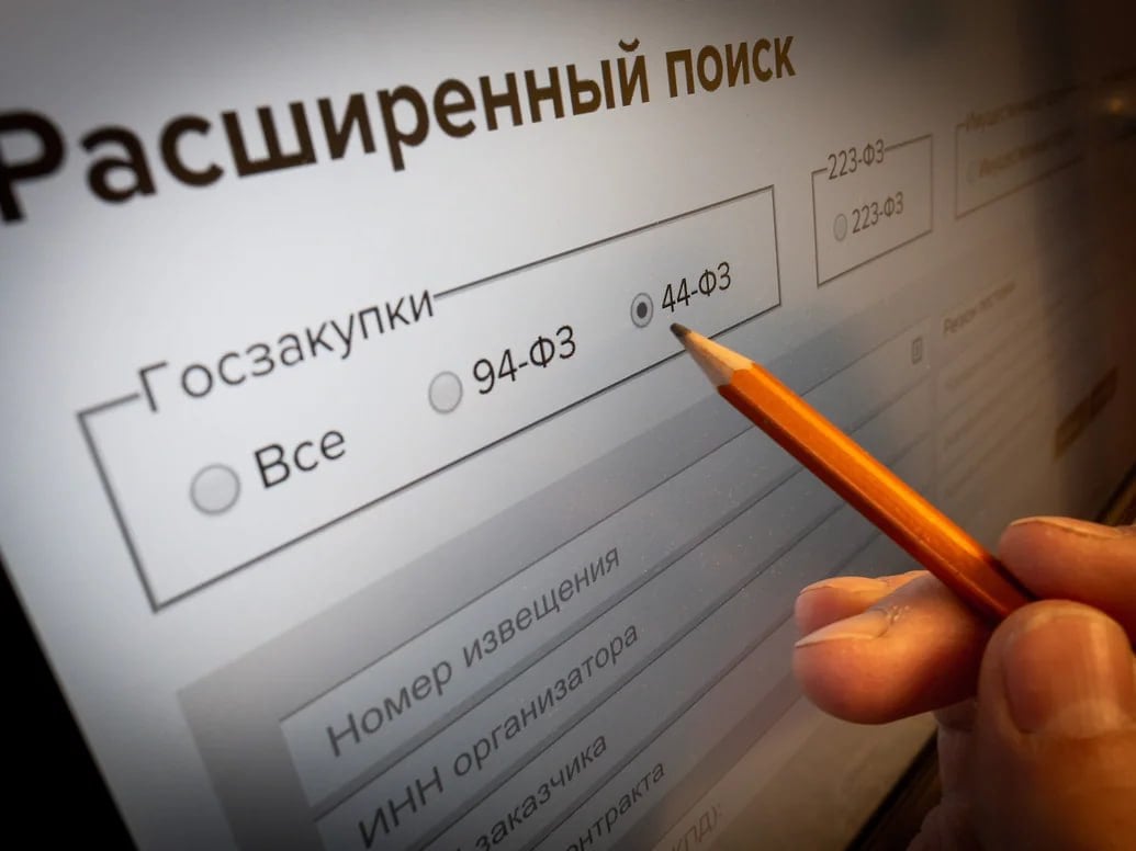 Закупки госкомпаний закрепляют за собой статус основного канала бюджетного стимулирования экономики: через них проходит значительная часть государственных расходов, а управленческий контроль над их деятельностью усиливается. По данным Минфина, объем контрактов госкомпаний после возвращения видимости объемов «санкционных» закупок госАО достиг в 2024 году 35 трлн руб., почти в полтора раза превысив уровень 2021 года. Тем временем государственные заказчики фактически сократили объемы контрактации: расходы на закупки не выросли вслед за инфляцией, незначительно сократившись к 2023 году. Данные о госзакупках показали и дефицит предложения: российские производители не в силах закрыть потребности заказчиков, при этом растет число несостоявшихся закупок — поставщики не приходят на торги. Евгений Павленко/«Коммерсантъ» Подписывайтесь на «Ъ» Оставляйте «бусты»