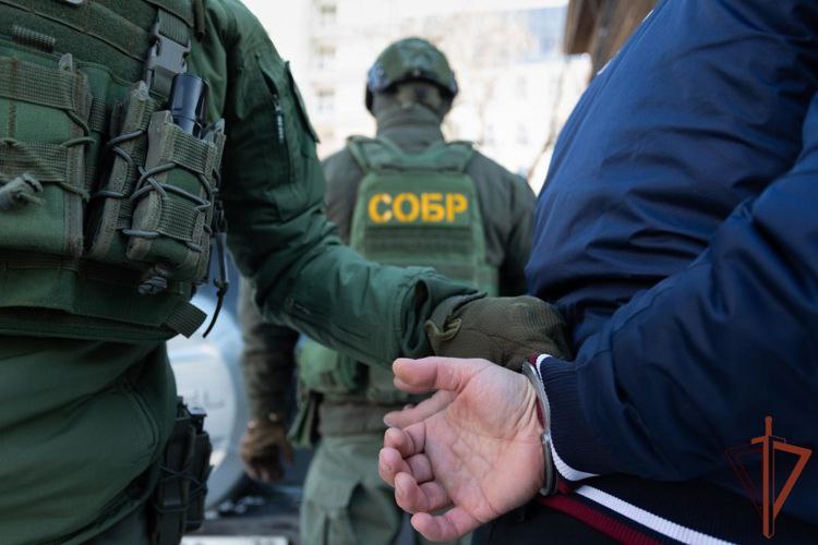 В Омске при содействии Росгвардии пресечено серийное мошенничество под видом оказания юридических услуг По данным следователей, юрфирма с офисом на улице 8 Марта предлагала клиентам гарантированное решение профильных вопросов, однако, взимая с них плату, не выполняла договорные обязательства. Как выяснили сотрудники полиции, работники конторы не обладали достаточной профессиональной компетентностью и намеренно вводили граждан в заблуждение относительно возможности удовлетворения их запросов. Стоимость «услуг» злоумышленников составляла от 20 до 50 тысяч рублей. В настоящее время следователи устанавливают точное количество обманутых клиентов и общую сумму причинённого им ущерба. Организатор псевдоюридической фирмы – 34-летний житель Калмыкии – задержан при силовой поддержке СОБР Росгвардии по месту временного проживания. Ему предъявлено обвинение в мошенничестве и избрана мера пресечения в виде заключения под стражу.