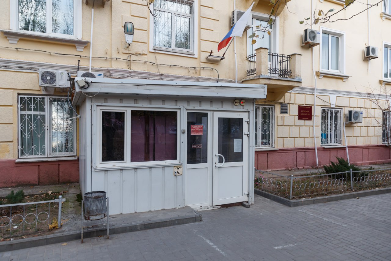 В Волгограде передано в суд уголовное дело в отношении директора ООО Тамбовская строительная компания Александра Корнаушкина Его обвиняют в двух эпизодах мошенничества в особо крупном размере при исполнении госконтрактов Один из них на капремонт одного из корпусов медицинского колледжа стоил должности руководителю ГКУ Управление капитального строительства Сама фирма сейчас в стадии банкротства